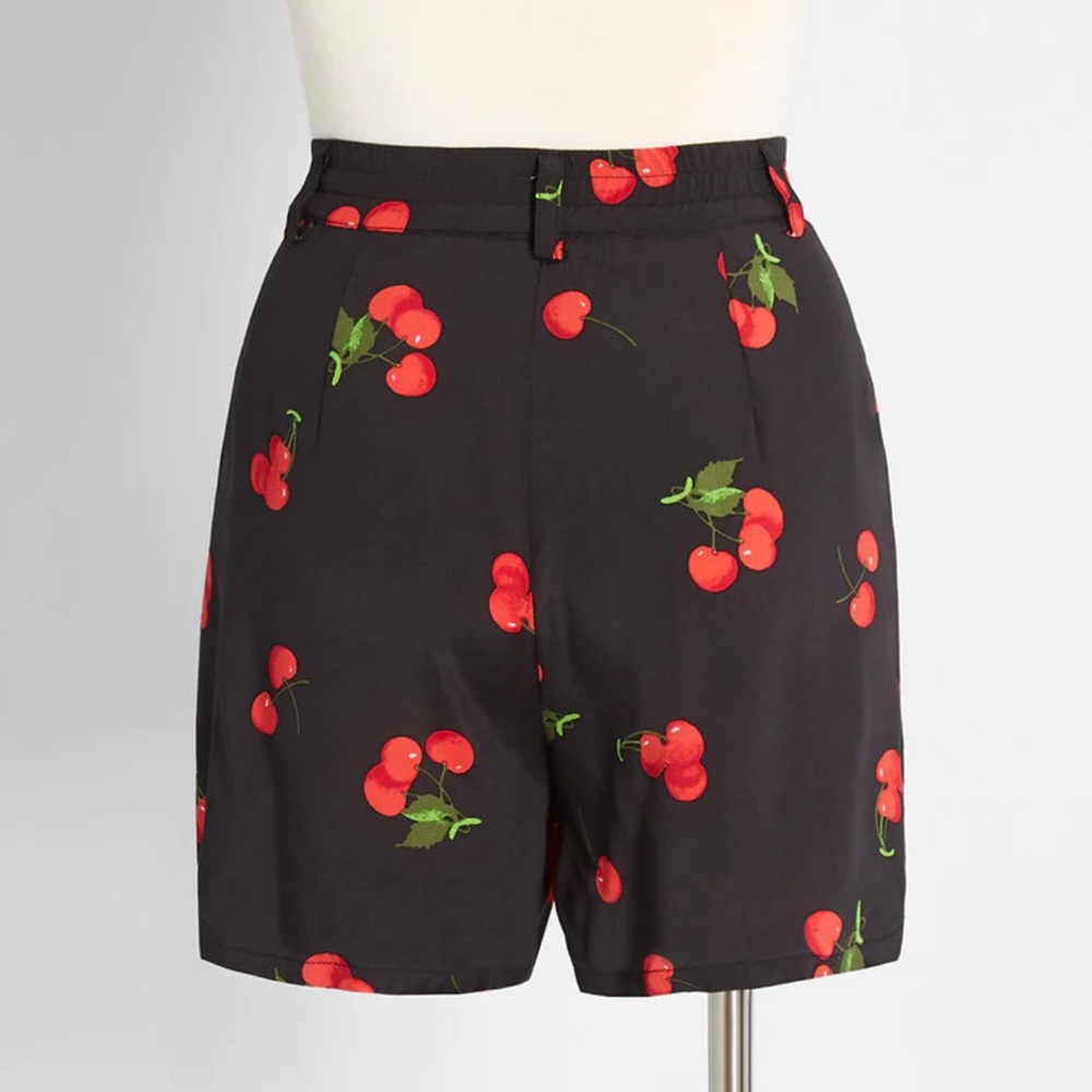 Modcloth Black Red Viscose Rayon Shake A Leg Cherry Print Shorts NWT Size M
